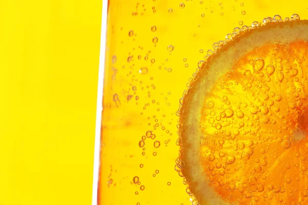 Suyun içinde limon dilimi — Stok fotoğraf