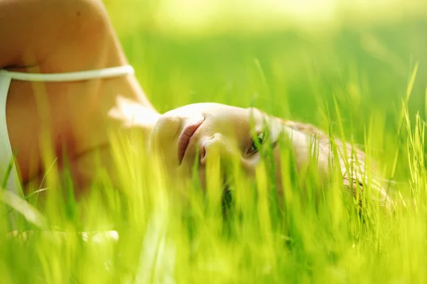 草の上で寝る女性 — ストック写真