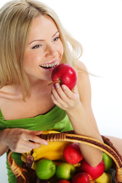 Женщина держит в руках корзину с фруктами — стоковое фото