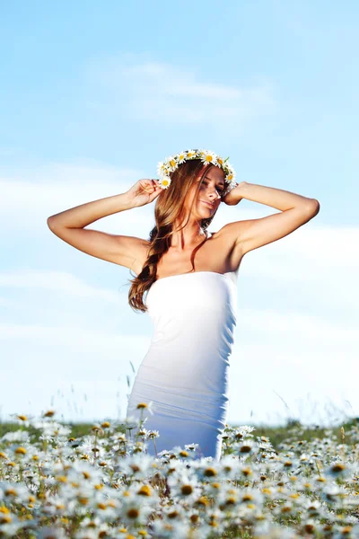 Tjej i klänning på fältet daisy blommor — Stockfoto