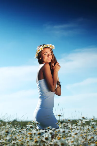 Fată în rochie pe câmpul de flori margaretă — Fotografie, imagine de stoc