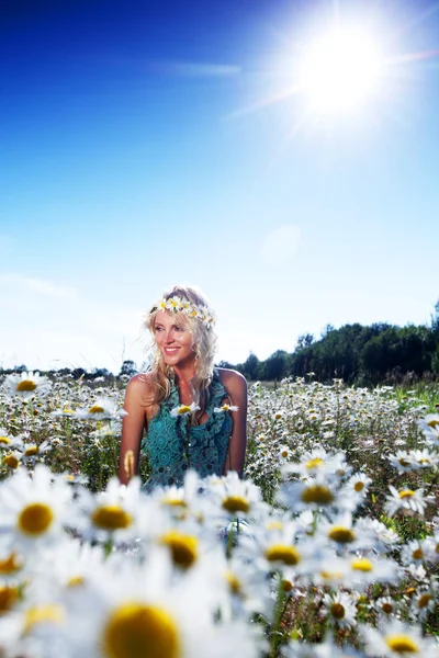 Tjej i klänning på fältet daisy blommor — Stockfoto