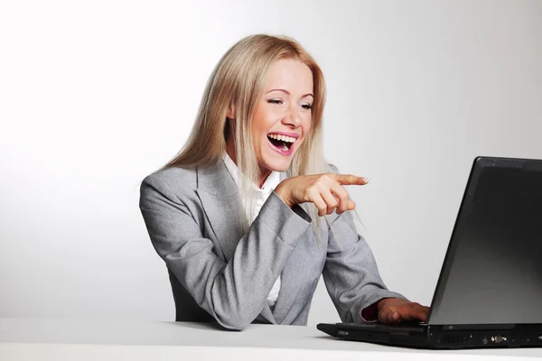 Affärskvinna som arbetar på bärbar dator — Stockfoto
