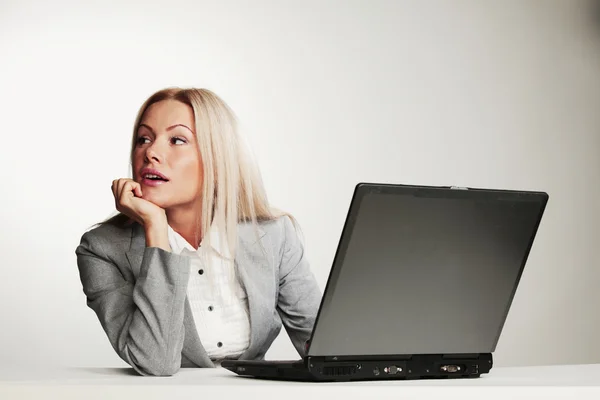 Affärskvinna som arbetar på bärbar dator — Stockfoto