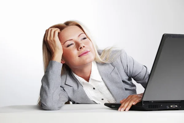 Mujer de negocios trabajando en el ordenador portátil —  Fotos de Stock