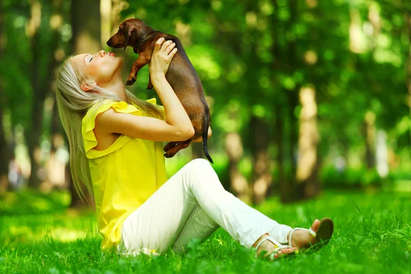 Mujer dachshund en sus brazos — Foto de Stock