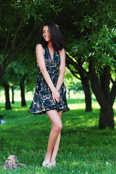 Chica sobre un fondo de árboles verdes —  Fotos de Stock