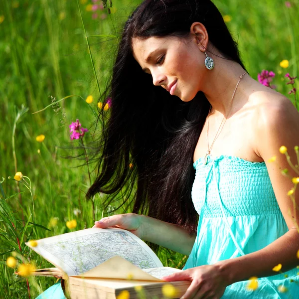 Chica con libro — Foto de Stock