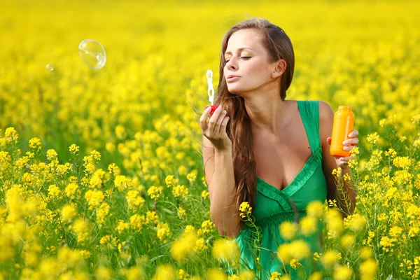 Vrouw start zeepbellen — Stockfoto