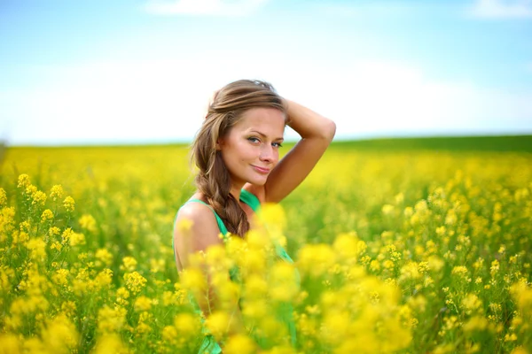 Kvinna på oljeväxter fältet — Stockfoto