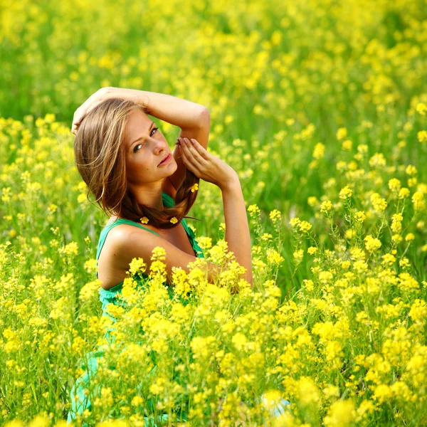 Donna sul campo di semi oleosi — Foto Stock