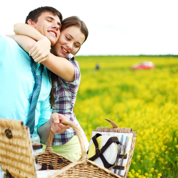 Liefhebbers knuffel op picknick — Stockfoto