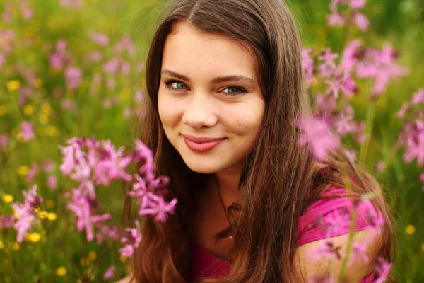 Mujer en el campo de flores rosa —  Fotos de Stock