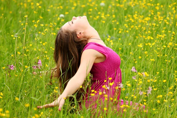 Femme sur le champ de fleurs — Photo