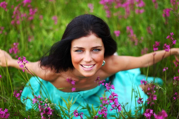 여자 핑크 꽃밭에 — 스톡 사진