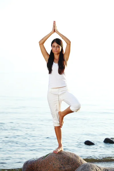 Yoga in de buurt van de Oceaan — Stockfoto