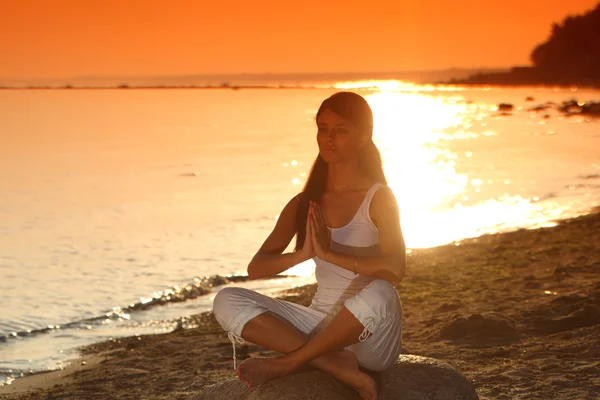 Ocean yoga sunrise — Stockfoto