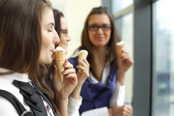 Gelukkig vrouwen likken ijs — Stockfoto