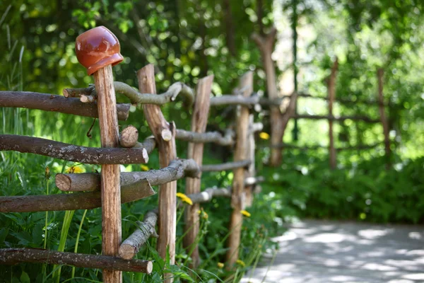 Dóza na dřevěný plot — Stock fotografie