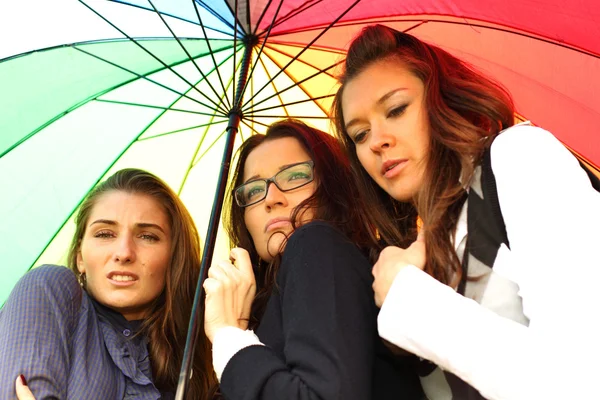 Подружки під парасолькою — стокове фото