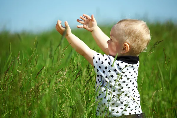 Chłopiec w trawie — Zdjęcie stockowe