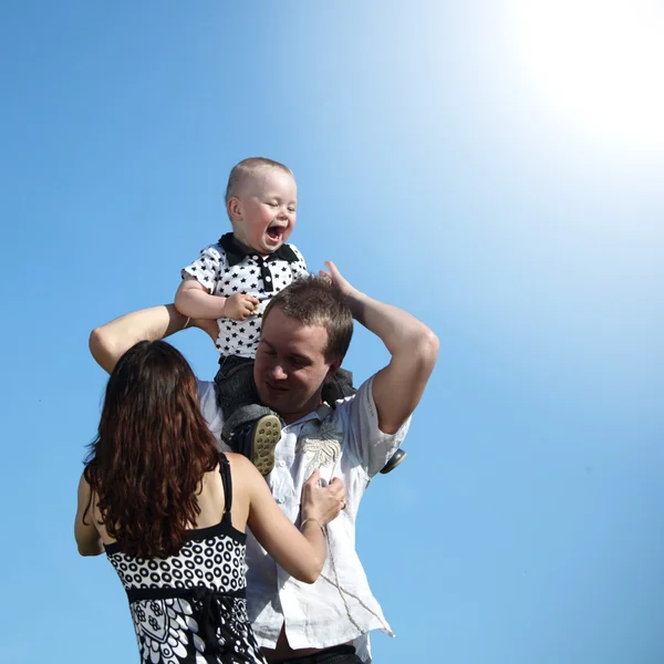 Šťastná rodina v nebi — Stock fotografie