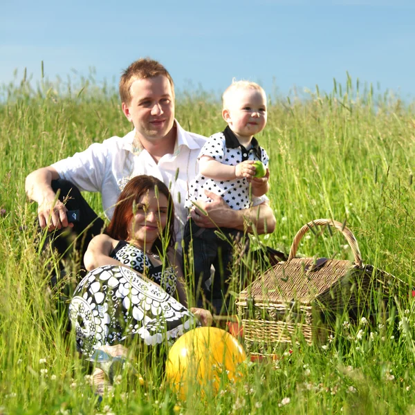 Felice picnic in famiglia — Foto Stock
