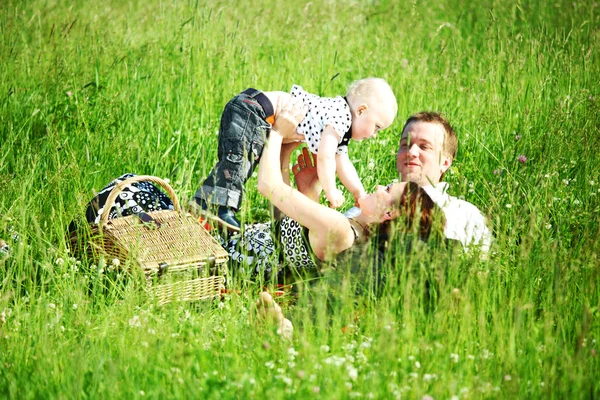 Gelukkig familie picknick — Stockfoto