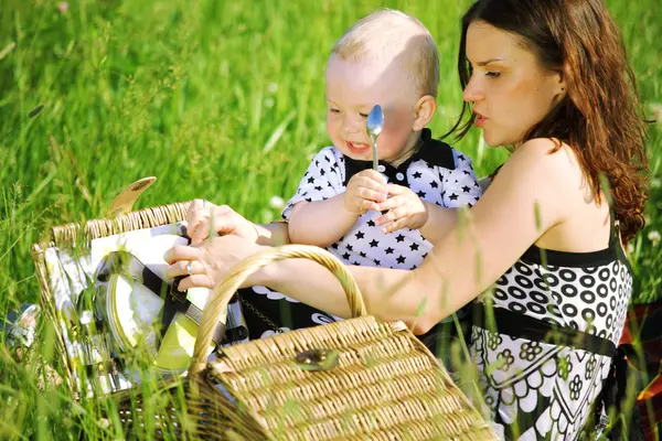 Šťastný rodinný piknik — Stock fotografie