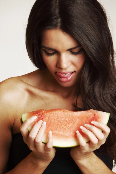 Äta vattenmelon — Stockfoto