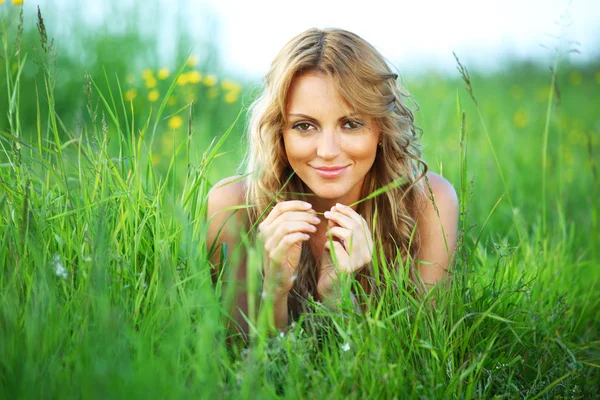 Жінка на траві — стокове фото