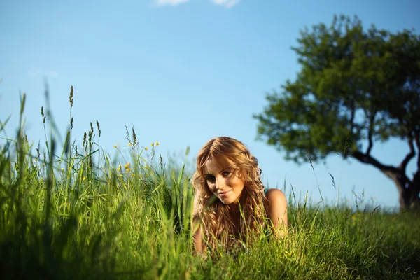 잔디에 있는 여자 — 스톡 사진
