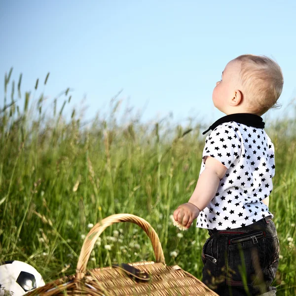 Ragazzo in erba — Foto Stock