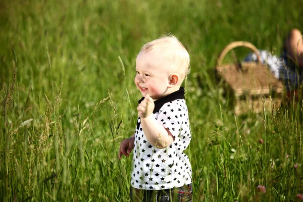 Junge im Gras — Stockfoto