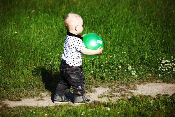 Хлопчик у траві — стокове фото