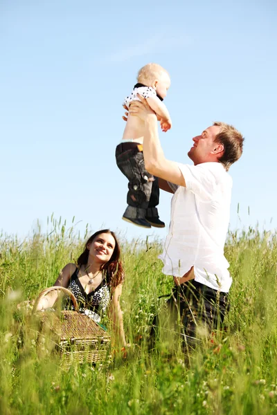 Rodina v trávě — Stock fotografie