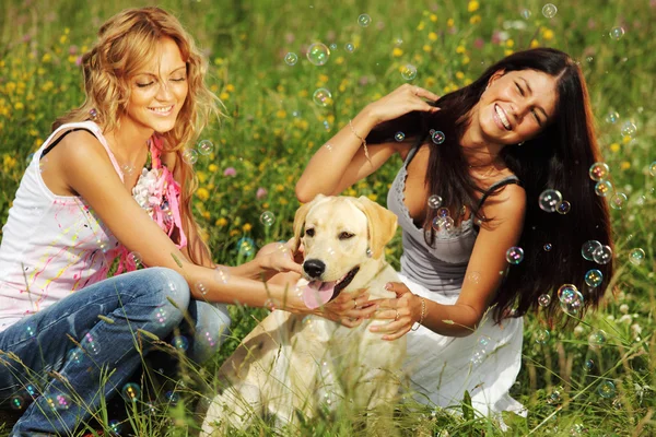 Vriendinnen en hond — Stockfoto