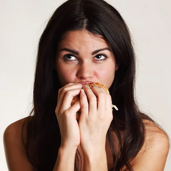 Kobieta zjeść hamburgera — Zdjęcie stockowe