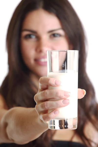 Kvinna dricka yoghurt — Stockfoto