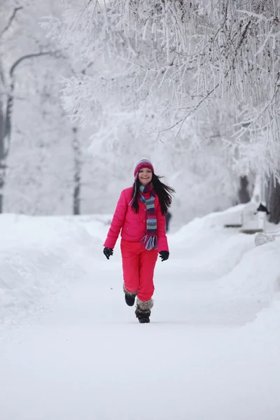 Frau im Winterpark — Stockfoto