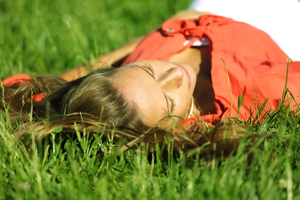 Woman on green grass — Stock Photo, Image