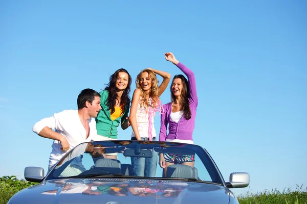 Vrienden in de auto — Stockfoto