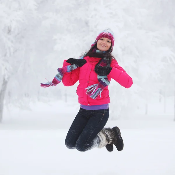 겨울 여자 점프 — 스톡 사진