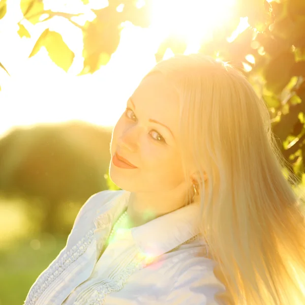 Blond im Sonnenaufgang — Stockfoto