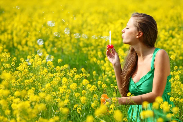 Vrouw start zeepbellen — Stockfoto