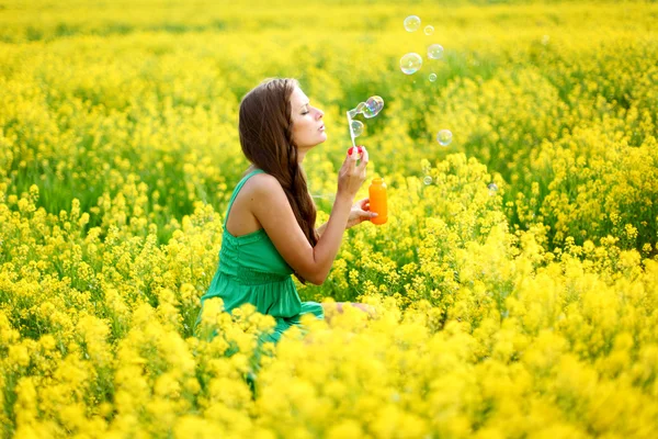 Mulher iniciar bolhas de sabão — Fotografia de Stock
