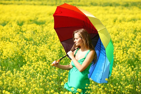 Mujer bajo paraguas — Foto de Stock