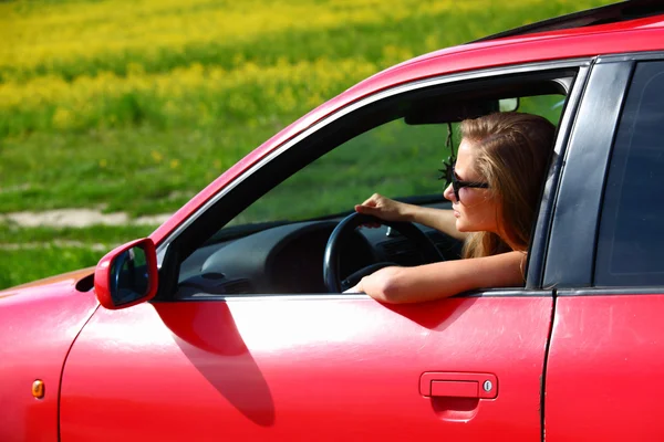 Mujer en coche rojo —  Fotos de Stock