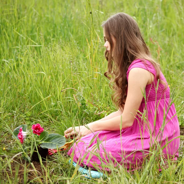 Meisje groeien bloem — Stockfoto