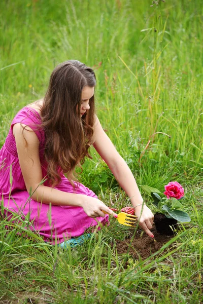 Dziewczyna rosnąć kwiat — Zdjęcie stockowe